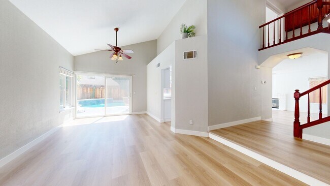 Building Photo - 490 Silvertail Pl