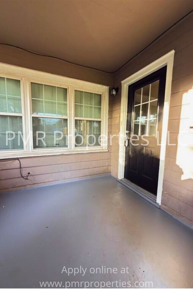 Building Photo - 4 Bedrooms / 2 Bathrooms House
