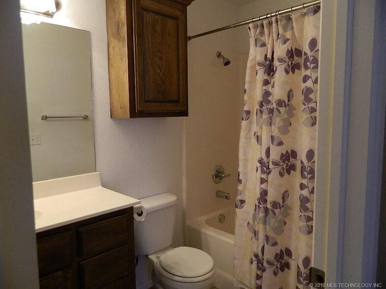 master bath - 610 Rolling Hills Dr