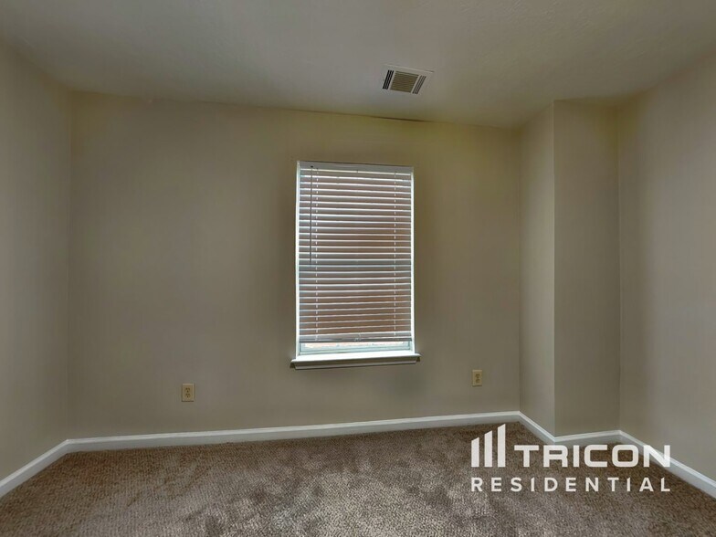 Building Photo - 6039 Reynolds Cir