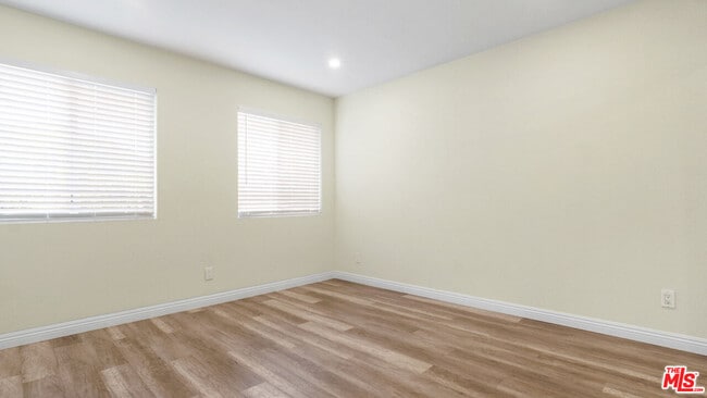 Building Photo - 420 Riverdale Dr