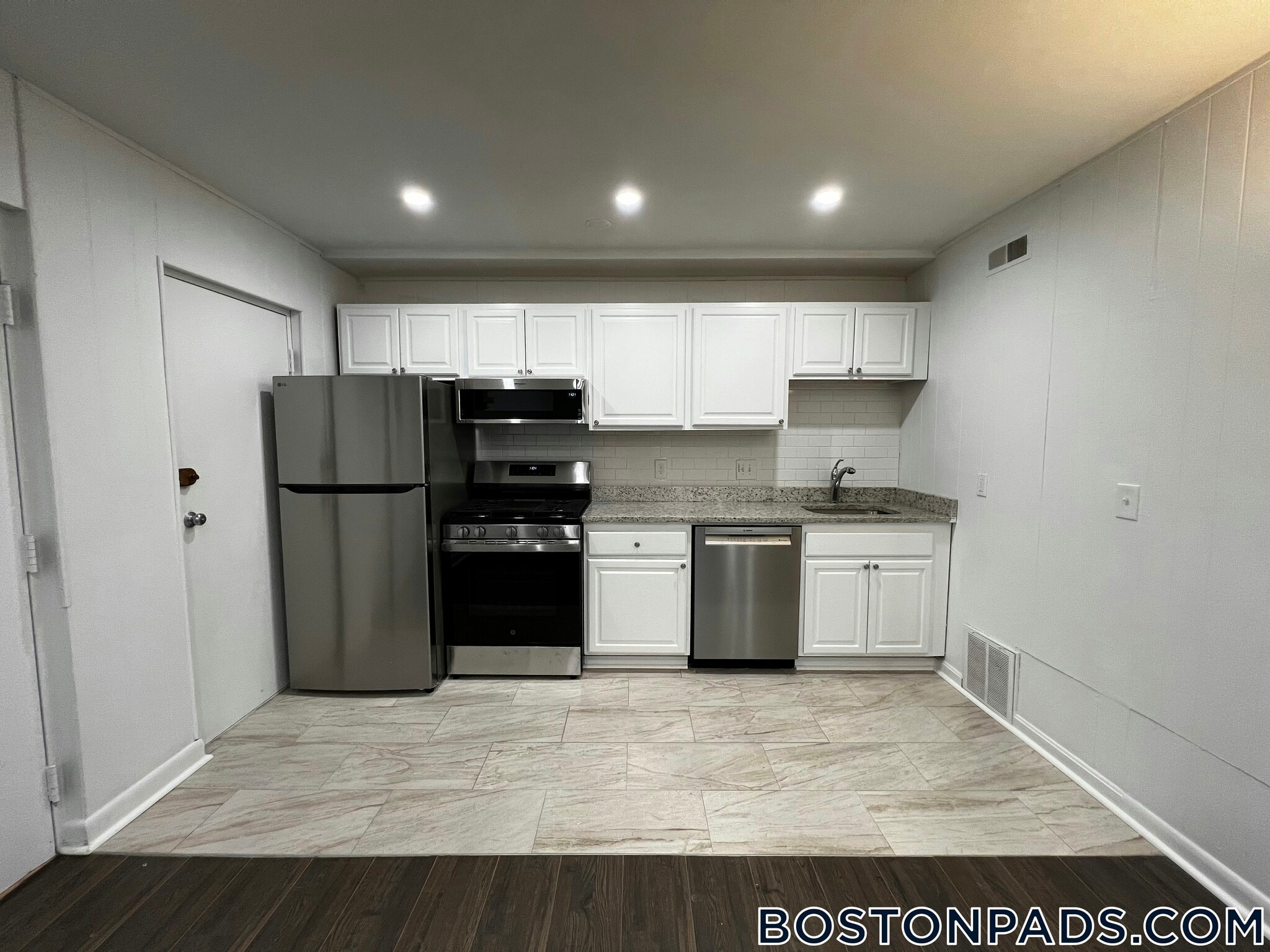 Building Photo - 20 Hubbard Park Rd