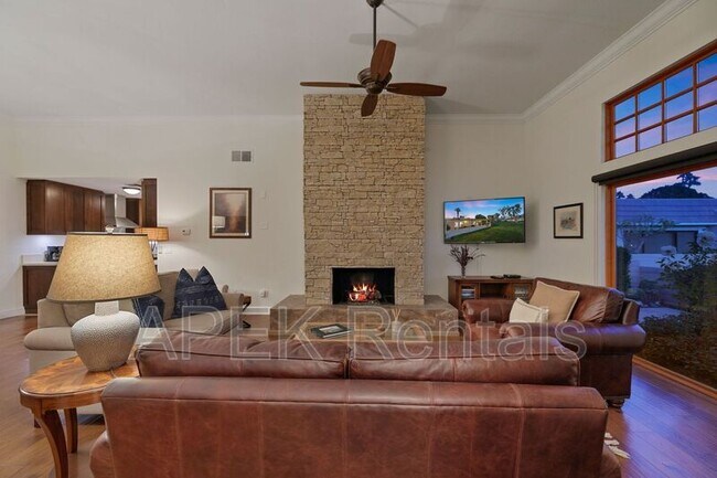 Building Photo - 74939 Vía Lago