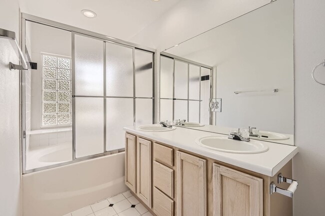 Building Photo - Evolve Real Estate: Spacious 2 Bedroom + L...