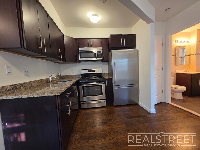 Building Photo - Beautiful renovated 1br Apartment