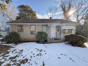 Building Photo - 3 Bedroom, 1 Bathroom House in Winston-Salem!