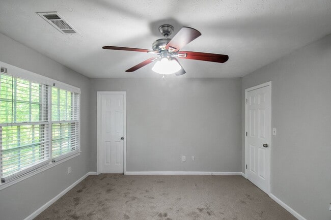 Building Photo - Beautiful 3-bedroom 2 bath home on a good-sized lot!