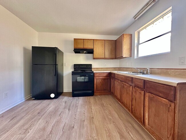 Building Photo - 725 N Privette St