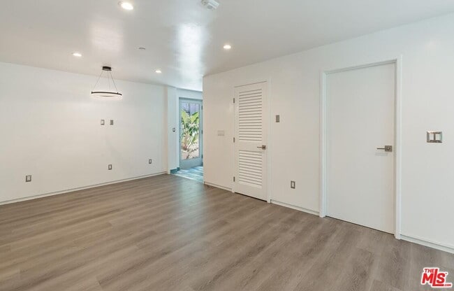 Building Photo - 613 6th Ave