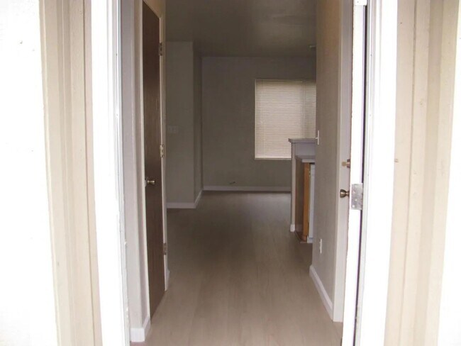 Building Photo - Summertree Lane 4 Plex