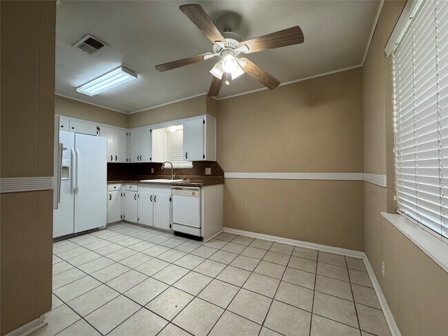 Building Photo - 1812 Dolphin Dr