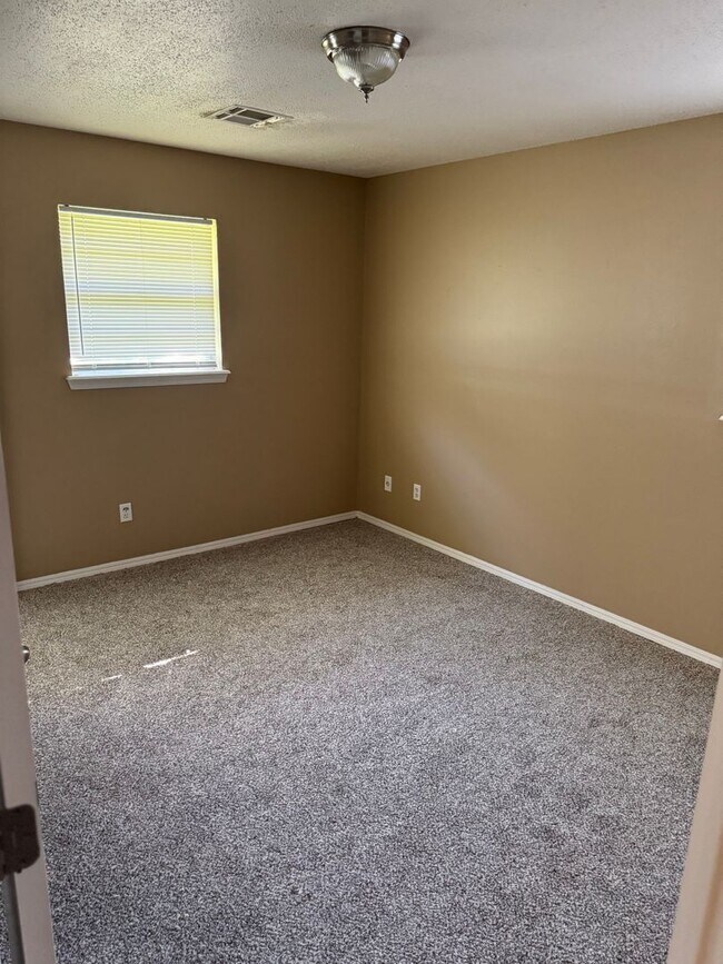 Building Photo - 3 bedroom 1 1/2 bath Home