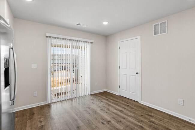 Building Photo - 3 bd 2.5 Ba Townhouse