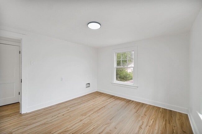 Building Photo - COMING SOON - 3 BEDROOM HOUSE ON SPRING ST