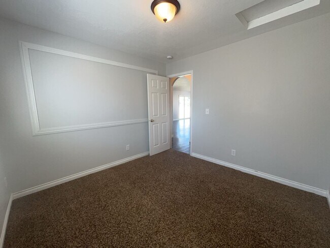 Building Photo - 1537 Foxglove Ave