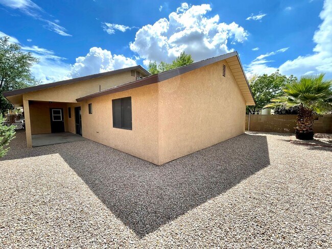 Building Photo - Cute 3 Bedroom Home in Center of Kingman- Available Now!