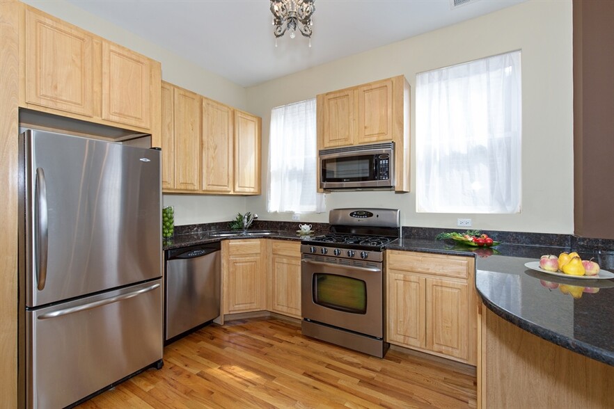 kitchen - 2717 W Evergreen Ave