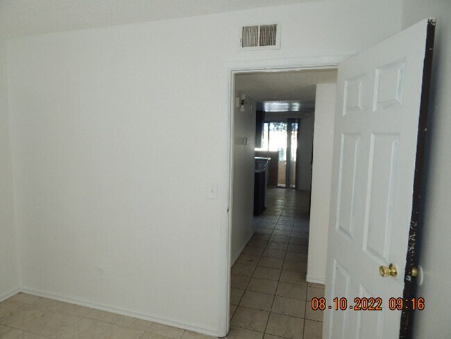Building Photo - 2185 Exeter Dr