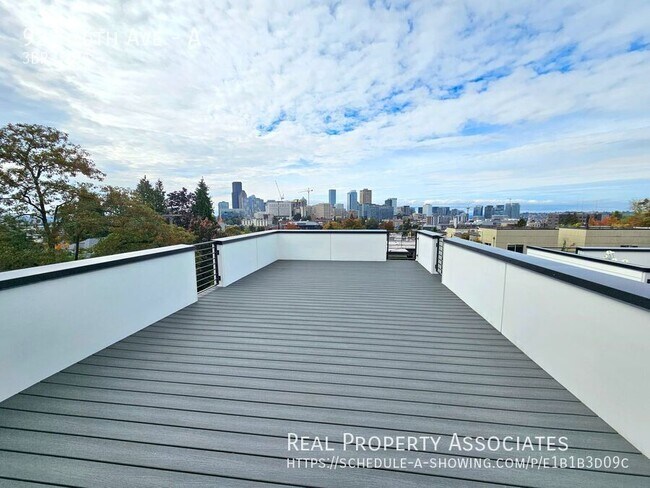 Building Photo - 920 16th Ave