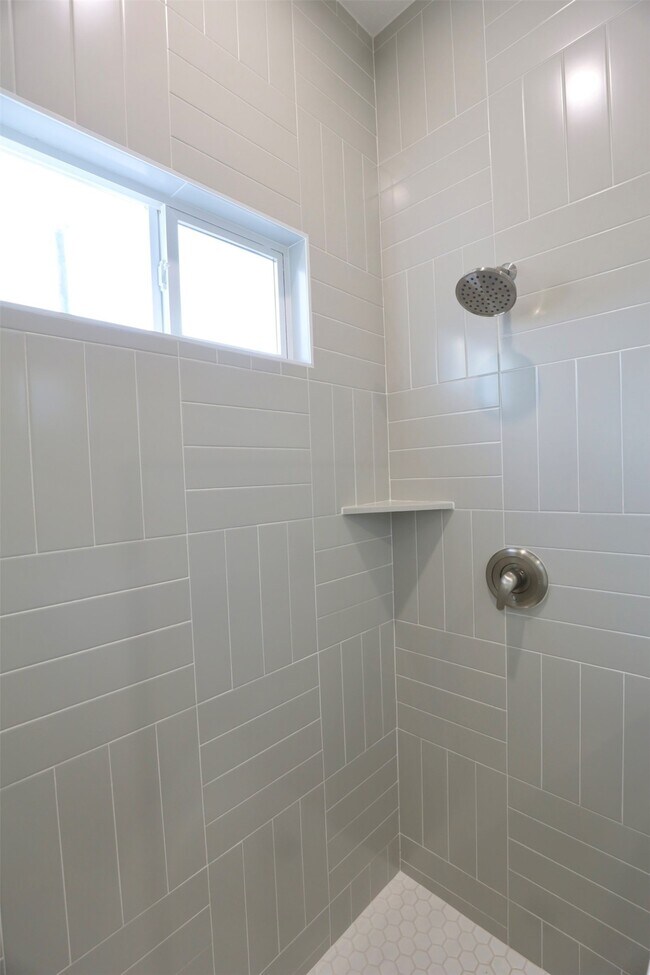 Building Photo - 421 E 41st St