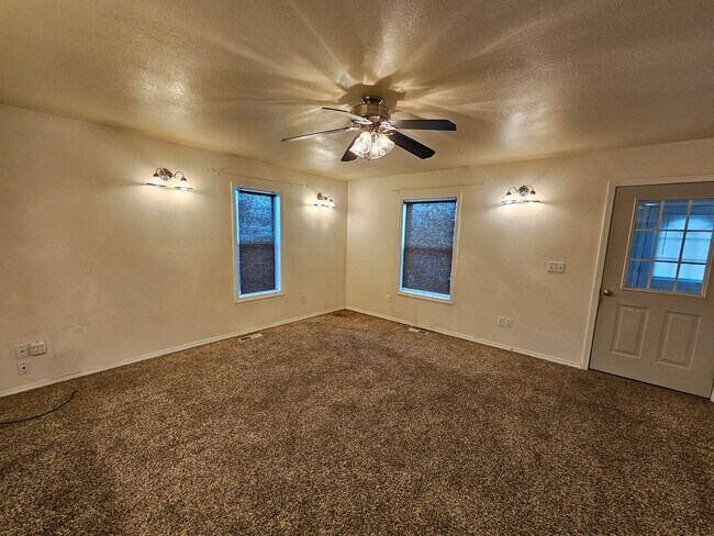 Building Photo - 1005 X Ave