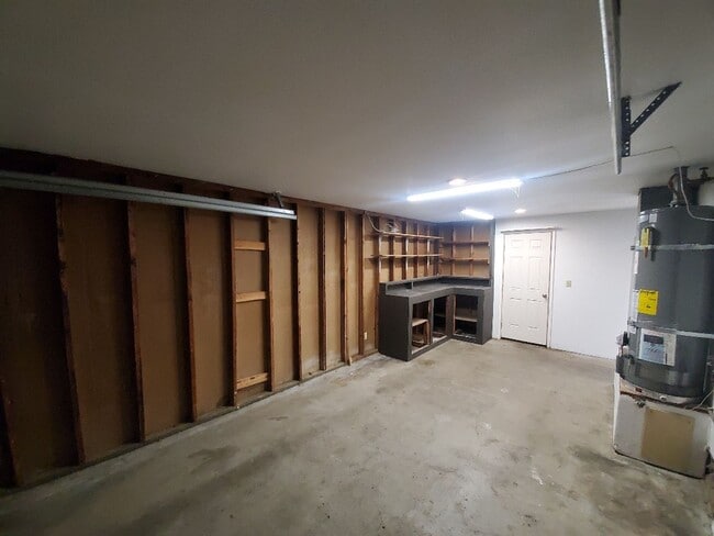 Building Photo - 3-bedroom home with remodeled kitchen and fenced backyard!