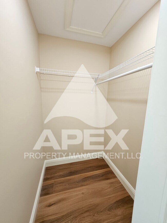 Building Photo - Renovated - 2 Bd 2.5 Ba Townhouse Duplex w/Huge Bonus room and oversized 1-car garage in West Kno...