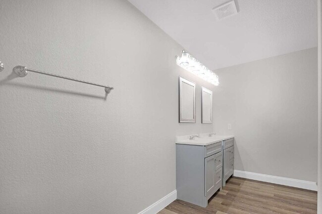 Building Photo - Spacious 4-bedroom, 2.5-bath home with 2,3...