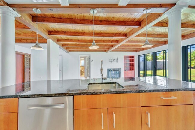 Building Photo - Beautiful West of the Trail 3-Bed/2-Bath H...