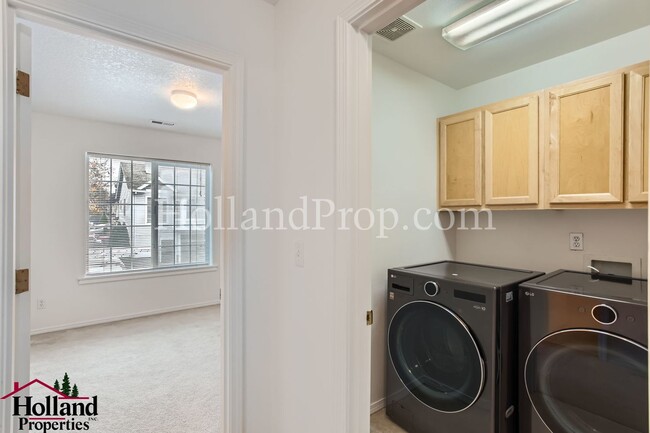 Building Photo - BEST PRICE APPLY NOW!! 3 Bedroom townhouse in quiet area of Beaverton