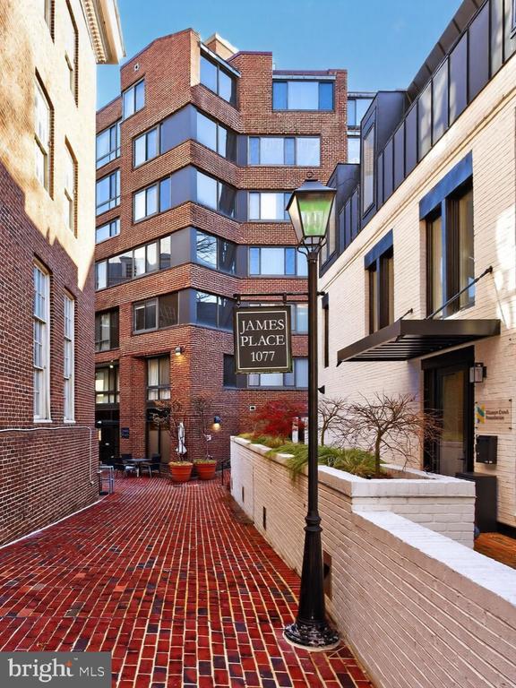 Building Photo - 1077 30th St NW