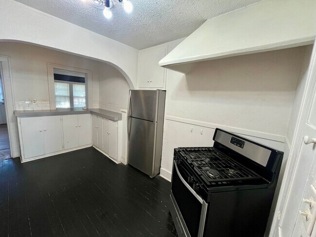 Building Photo - 6 month lease available One Block from Texas Tech