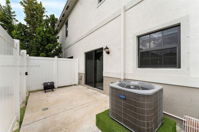 Building Photo - 1161 SW 6th Ct