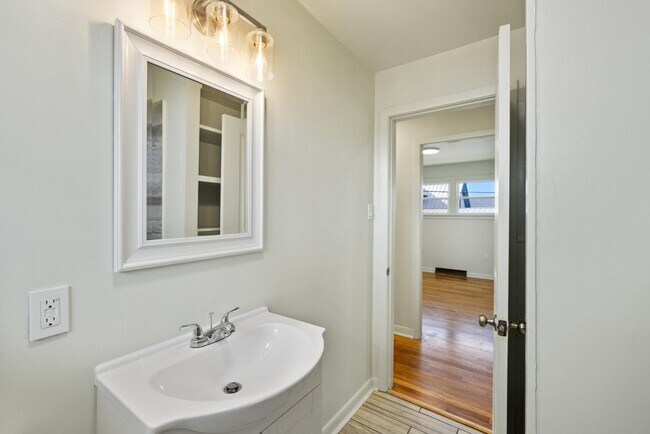 Building Photo - 389 Thompson St