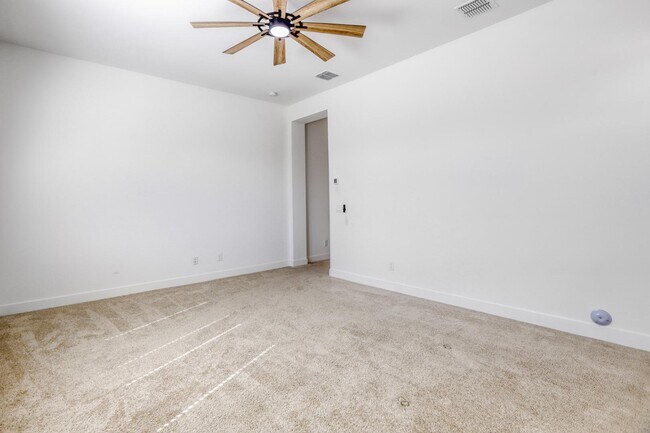 Building Photo - 8723 W Vista Ave