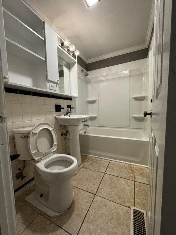 Building Photo - 2414 Slay Dr