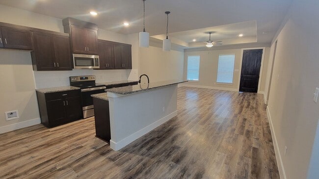 Building Photo - COMING SOON - Commuter Friendly - 3/2/2