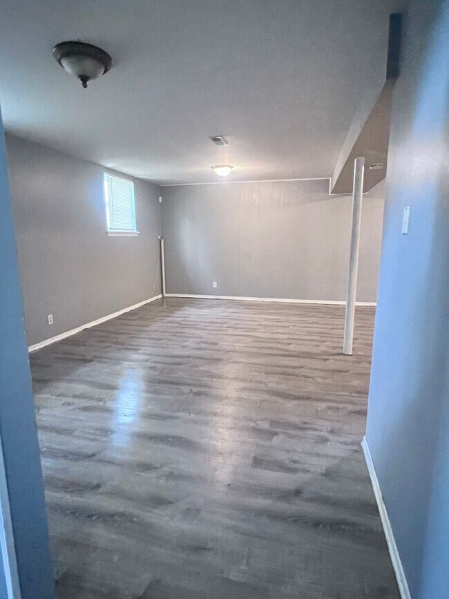 Building Photo - Large single family home