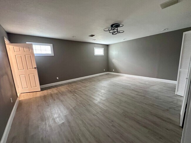 Building Photo - 5400 Lake Jessamine Dr