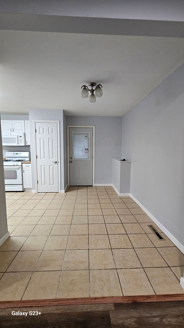 Building Photo - 3 bedroom with fenced yard