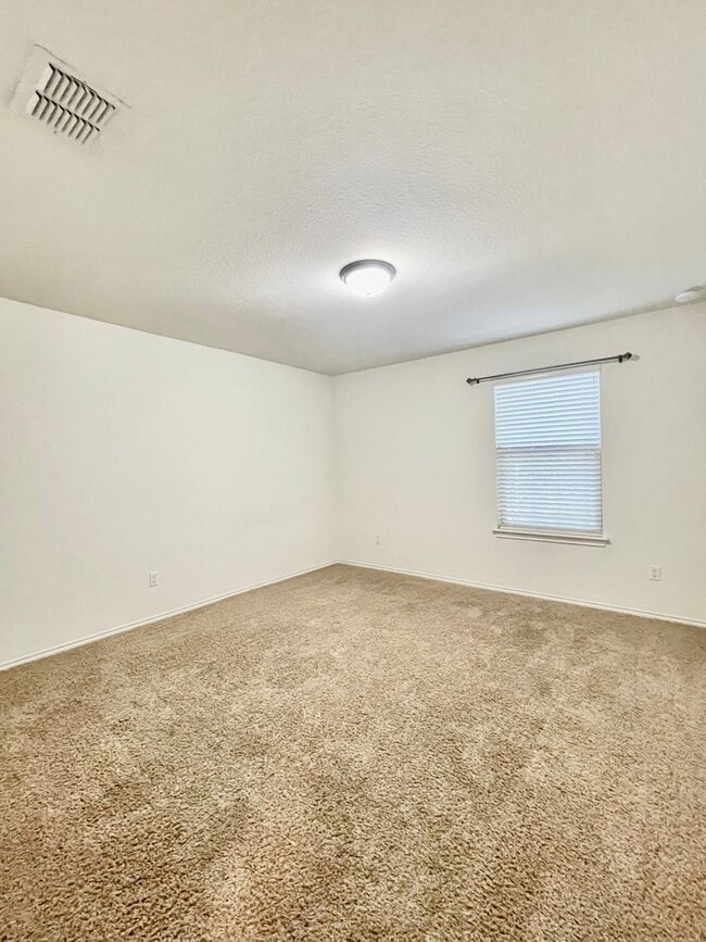 Building Photo - Spacious 4 Bedroom Home with Multiple Living Areas