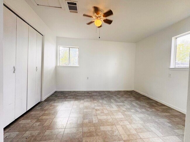Building Photo - 105 Lake Breeze Dr