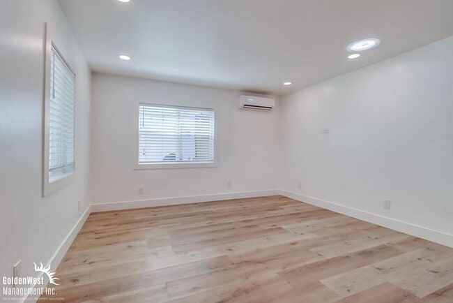 Building Photo - Modern 2Bdm 1Ba Apartment in the Azalea Pa...