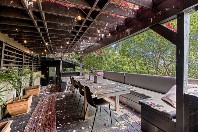 Building Photo - Architectural Contemporary with Panoramic ...