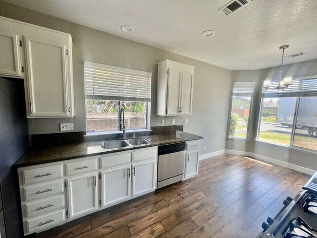 Building Photo - 1605 Paseo Flores Dr