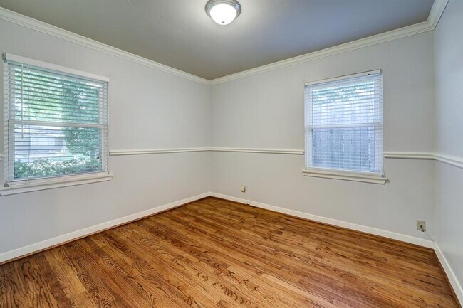 Building Photo - 7519 Schiller-