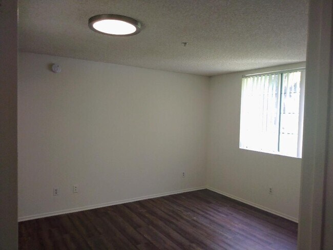 master bdrm with private access to bthrm - 640 Veteran Ave