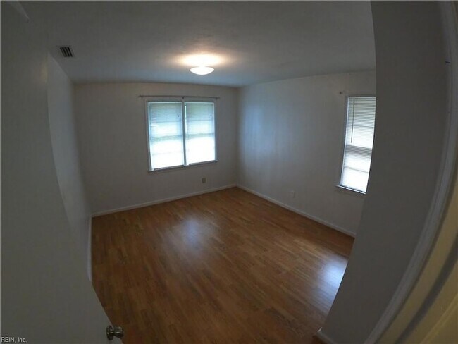 Building Photo - 1725 W 49th St