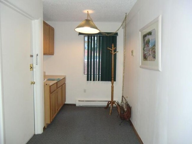 Building Photo - **WINTER RENTAL** 2 Bedroom Condo Near Wei...