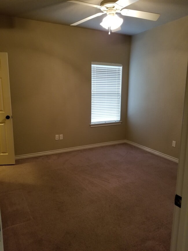 Building Photo - College Station - 3 Bedroom - 3 Bath - Duplex - Fenced Yard.